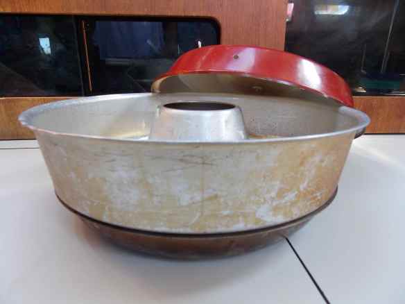 Side view of Omnia oven with lid off.